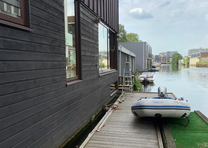 T Verkeren - Houseboat Bed and breakfast